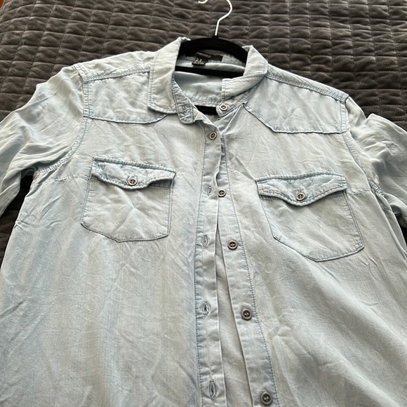 Light wash button up & there’s pockets on the side! - Picture 2 of 3